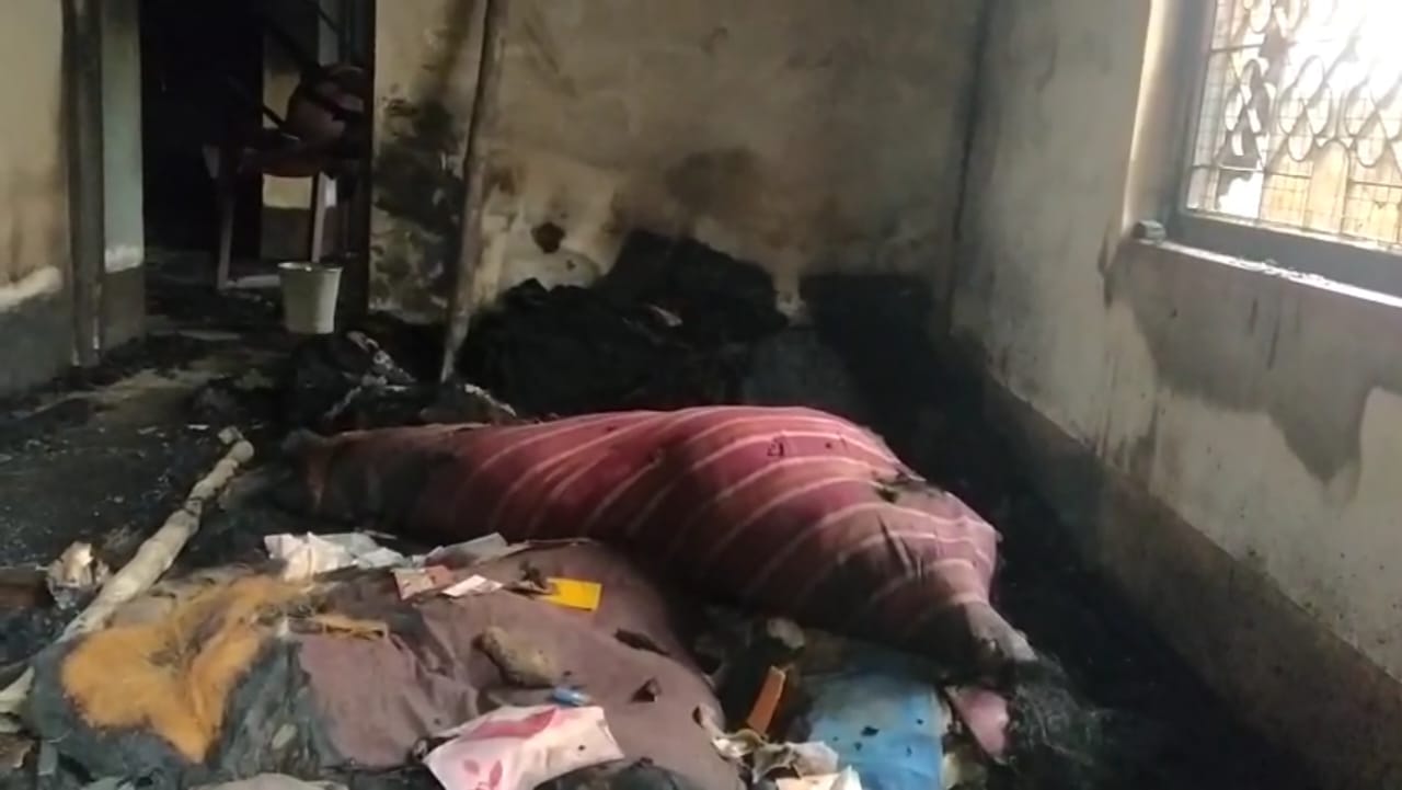 মাকে গুলি করে খুন। পরে বাড়িতে আগুন লাগিয়ে আত্মঘাতী ছেলে
