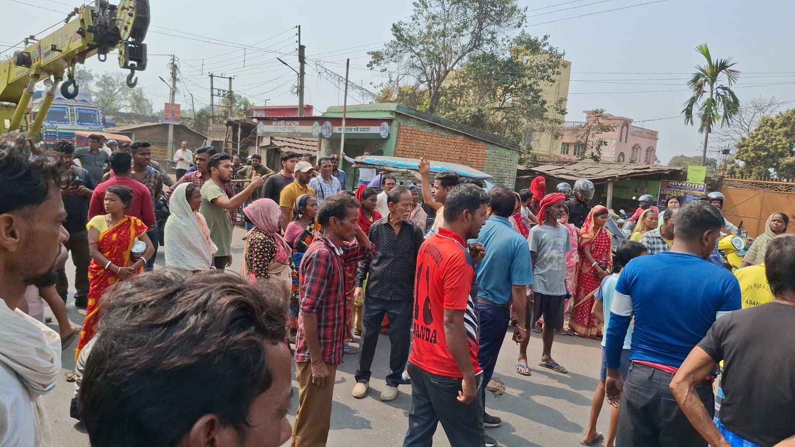 পানীয় জলের দাবিতে জাতীয় সড়ক অবরোধ করে বিক্ষোভ