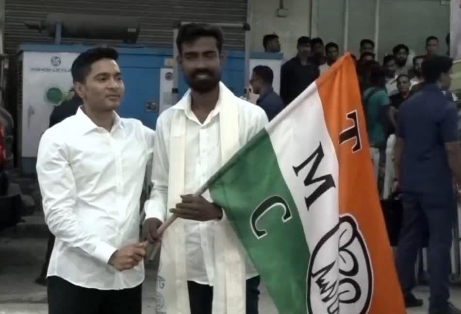জল্পনার অবসান: সাংসদ অভিষেকের হাত ধরে তৃণমূলে "বিদ্রোহী" সিপিএম নেতা প্রতিকুর রহমান
