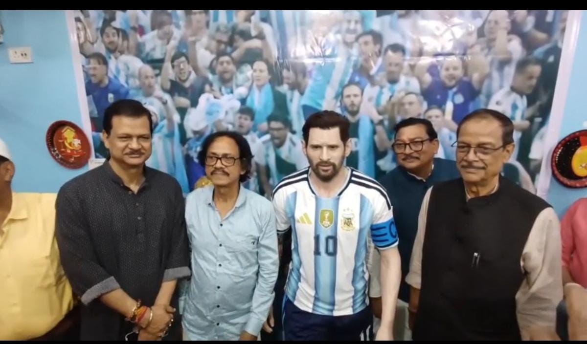 আর্জেন্টিনার ফুটবলার লিওনেল মেসির মোমের মূর্তি তৈরি করলেন শিল্পী সুশান্ত রায়