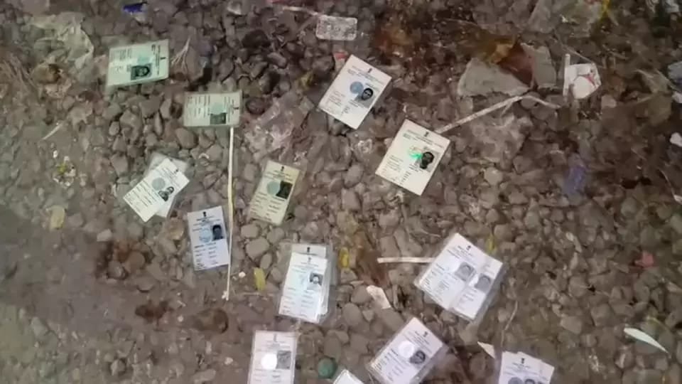 রাণীগঞ্জে উদ্ধার অসংখ্য ভোটার কার্ড 