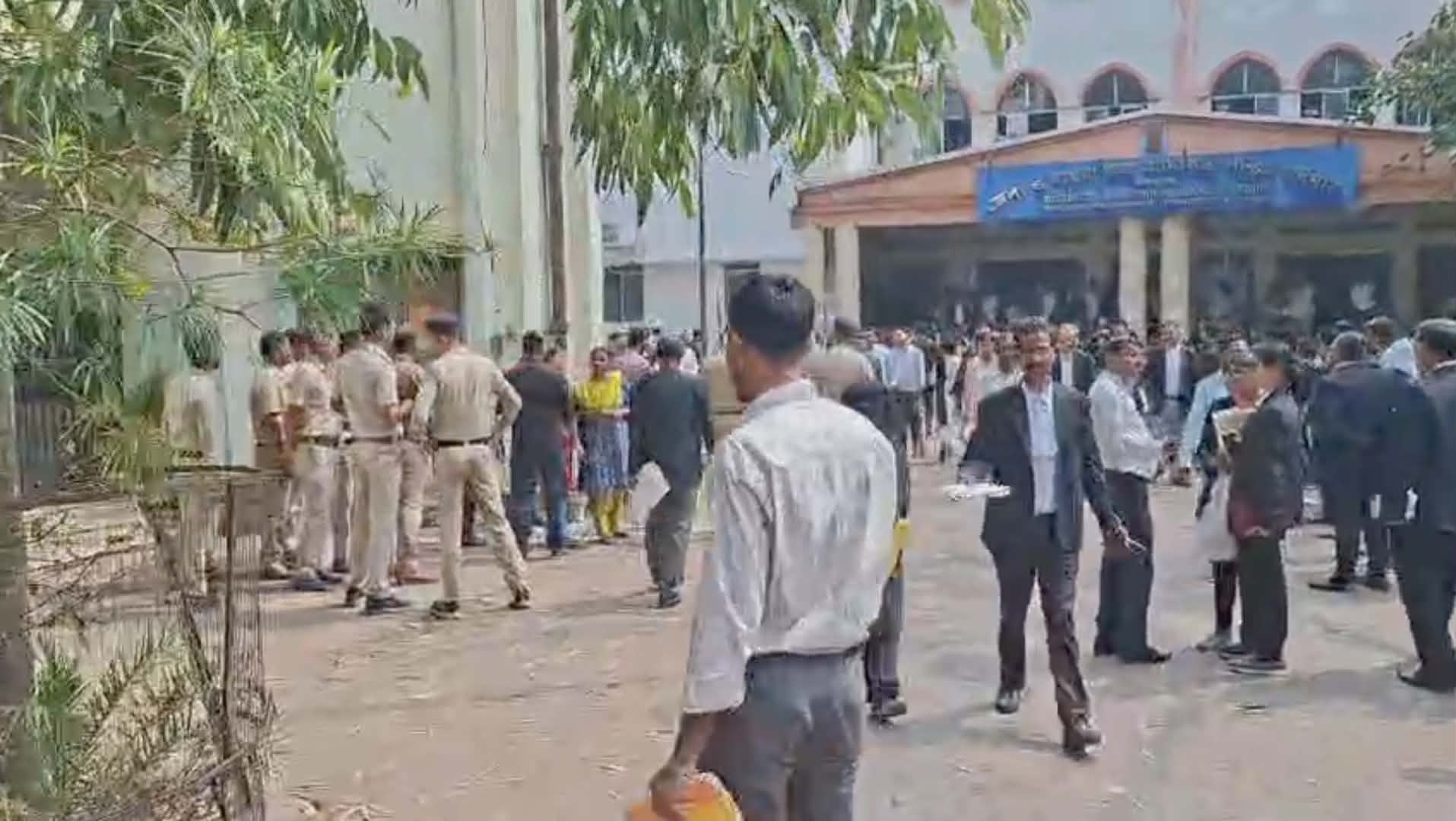হুমকি মেল, বোমাতঙ্কে খালি হয়ে গেল আদালত চত্বর 