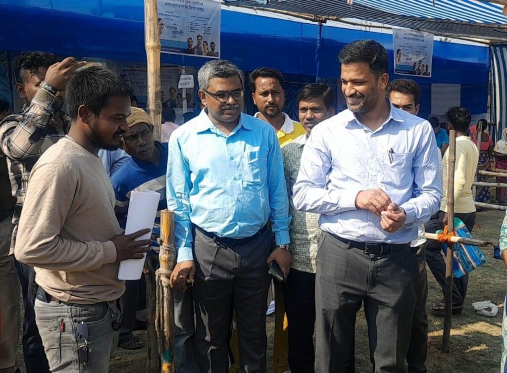 বাংলার যুব সাথী' প্রকল্পের জন্য শিবির পরিদর্শনে জেলা ম্যাজিস্ট্রেটের আগমন