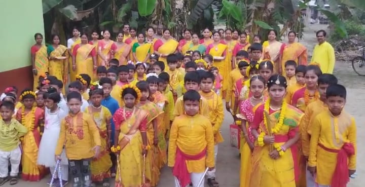 ঋতুরাজ বসন্তের আগমনকে নেচে-গেয়ে উদ্যাপন করে ডায়মন্ড হারবার সোনামুখী বিদ্যাভারতি শিক্ষা নিকতনের শিক্ষার্থীরা