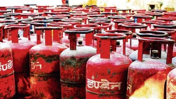 বাড়লো গ্যাসের দাম, একধাক্কায় ৬০ টাকা বাড়ল রান্নার গ্যাসের দাম, বাণিজ্যিক সিলিন্ডারেও বড় কোপ