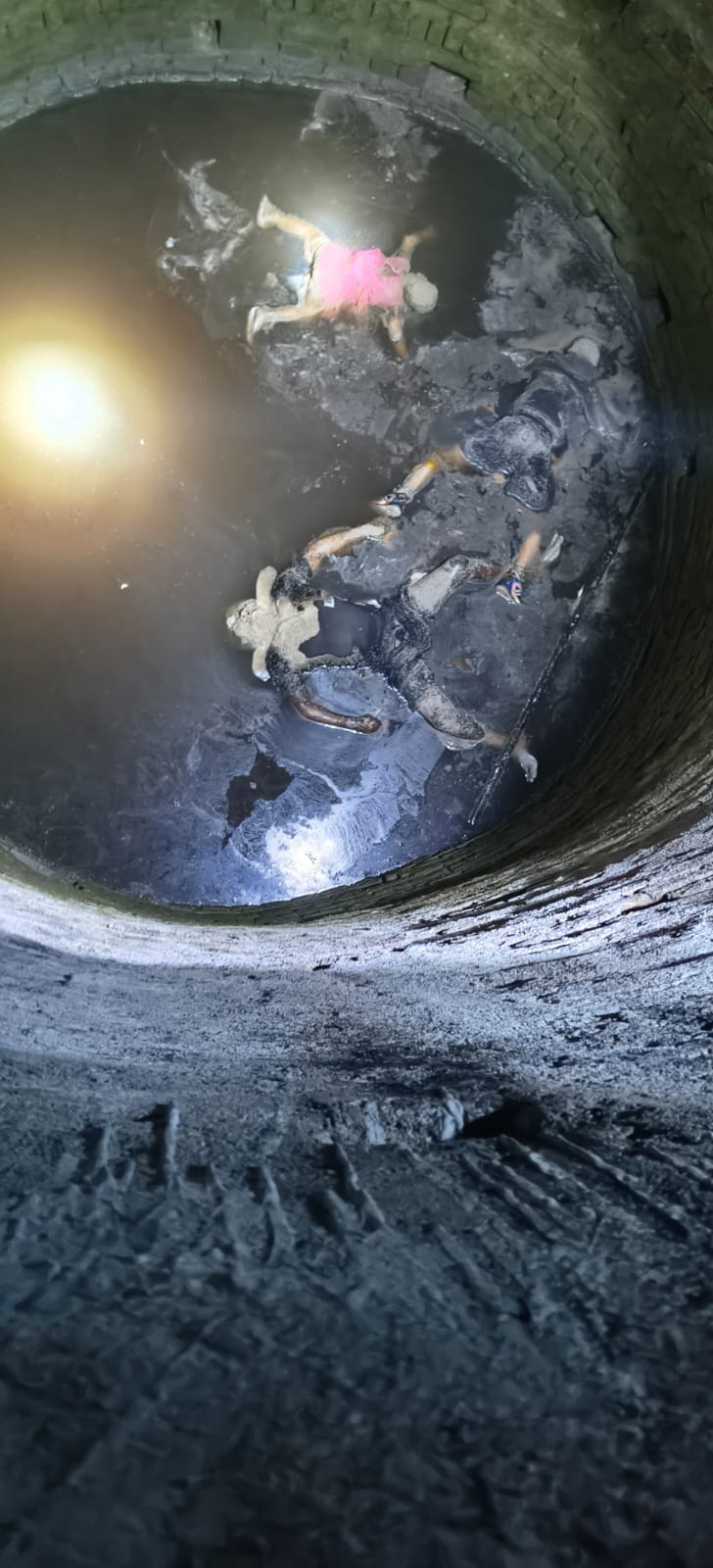 জামতারা মুরাবেরিয়া জঙ্গলের কাছে একটি পুরোনো কুয়ো থেকে উদ্ধার তিনটি পঁচা গলা মৃতদেহ