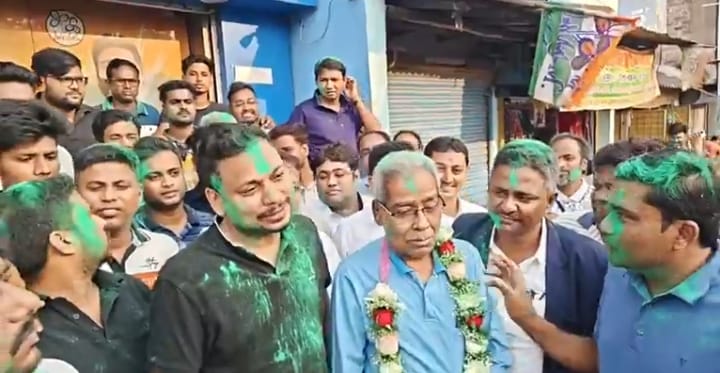 পশ্চিম ডায়মন্ড হারবার বিধানসভার দুই আসনে তৃণমূল প্রার্থী ঘোষণা হতেই আবির খেলায় মেতে ওঠে দলের কর্মী সমর্থকরা