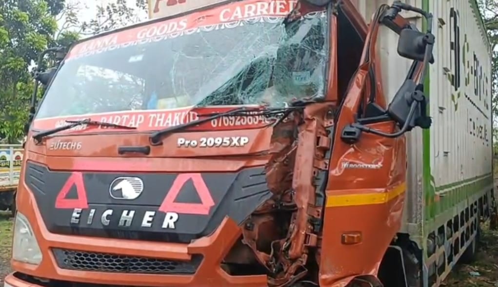 পিকআপ ভ্যানে ধাক্কা, আহত চালক