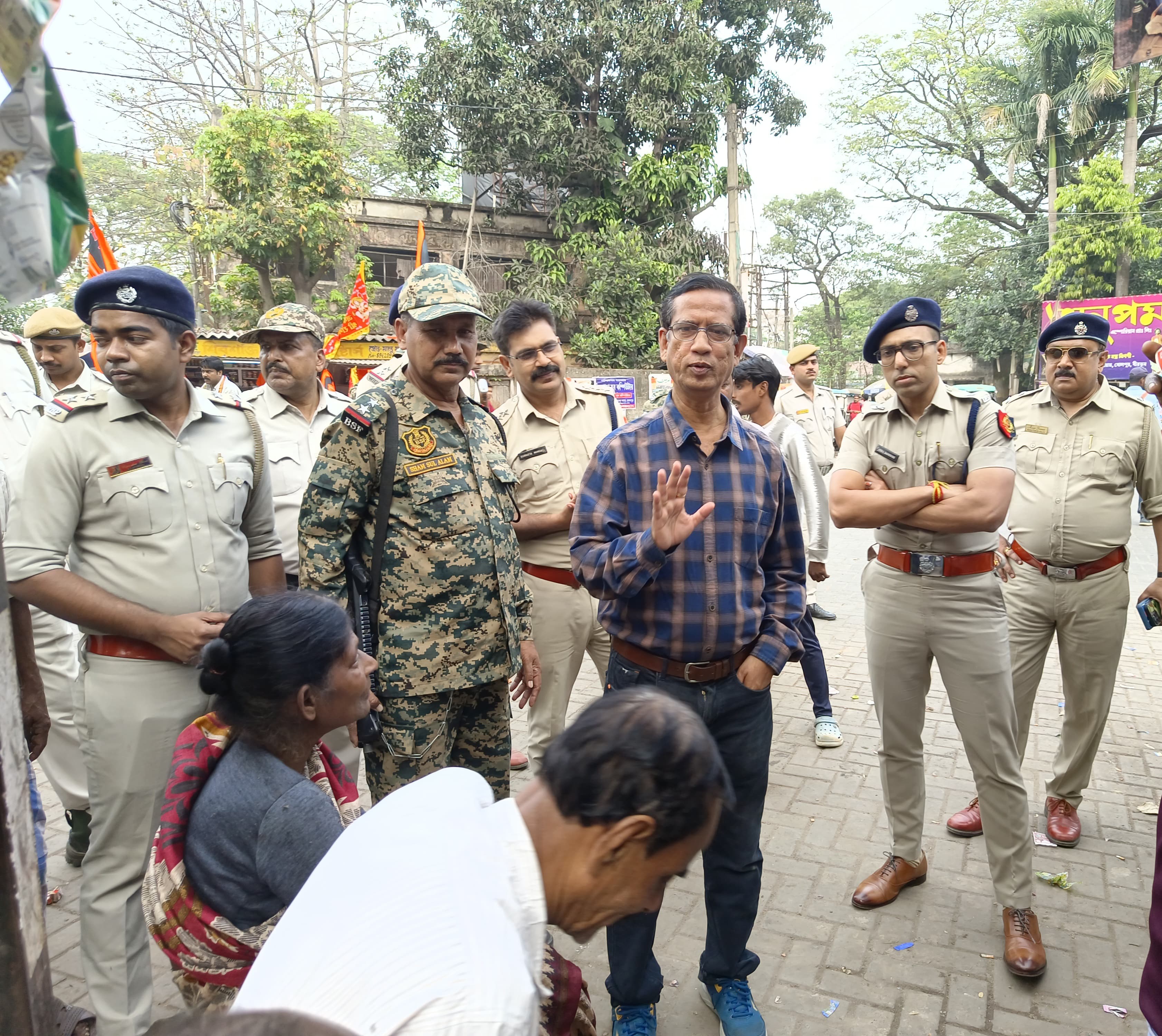 গুসকরায় কেন্দ্রীয় বাহিনীর সাথে রুট মার্চ