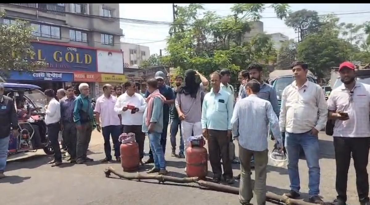রান্নার গ্যাস না পেয়ে আসানসোলে জি টি রোড অবরোধ করলো, গ্যাস উপভোক্তারা