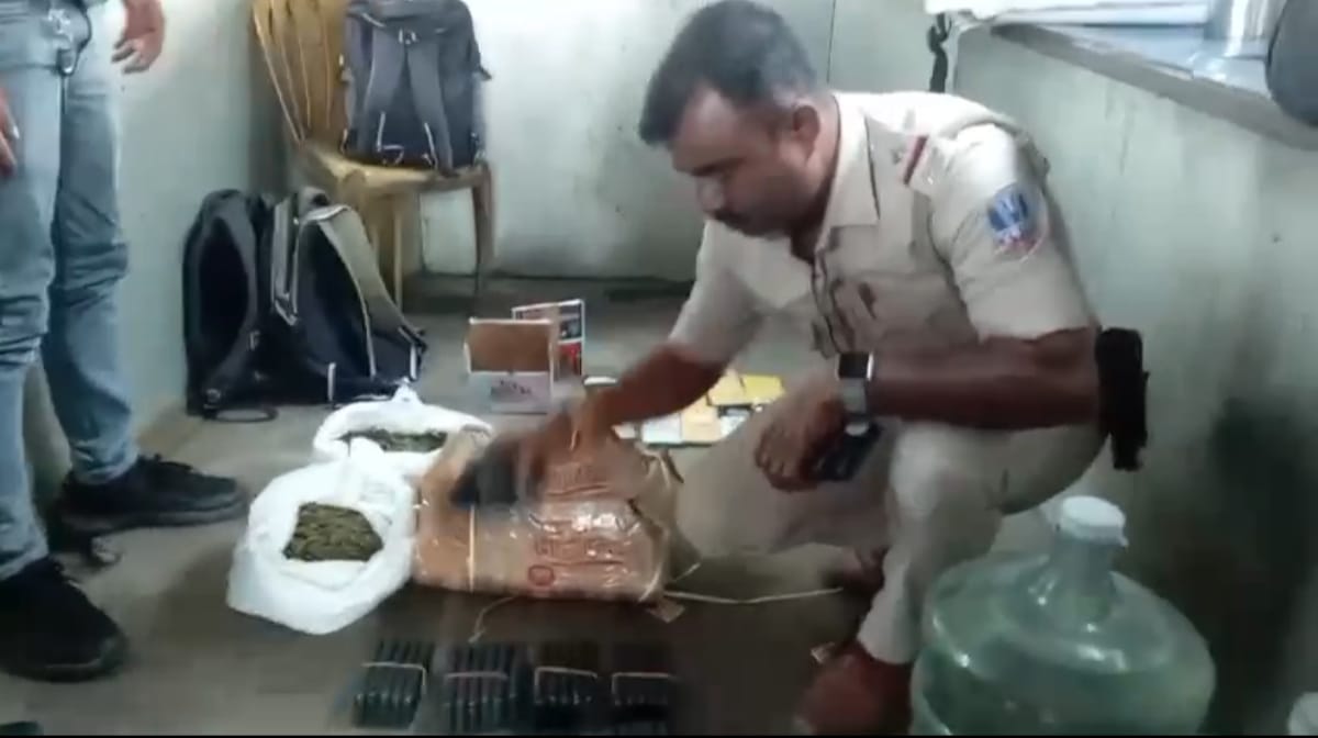 নির্বাচনের আগে কড়া নাকা তল্লাশি, যাত্রীবাহী বাস থেকে উদ্ধার ৬৬টি মোবাইল ফোন এবং ১১কেজি গাঁজা, উপস্থিত DC সেন্ট্রাল
