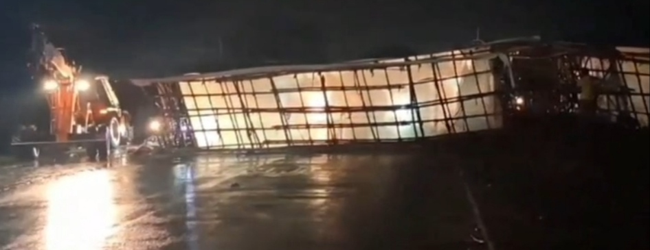 কালবৈশাখীর ঝড়ে ভেঙে পড়ল বিজ্ঞাপনের গেট