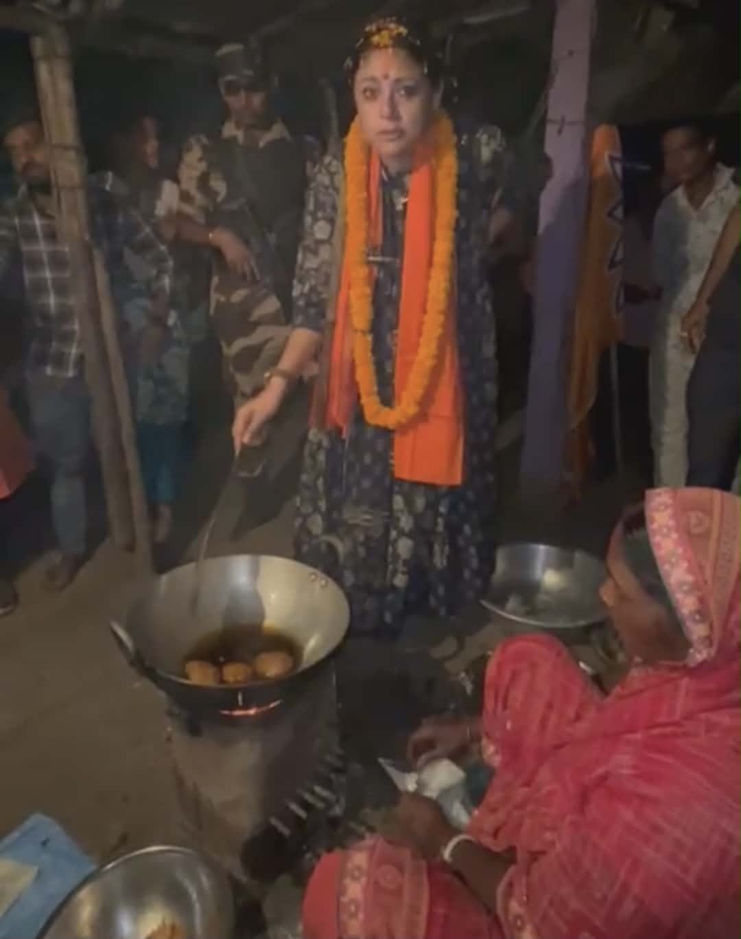 চপ ভেজে ‘দিদির মডেল’কে কটাক্ষ বিজেপি প্রার্থীর