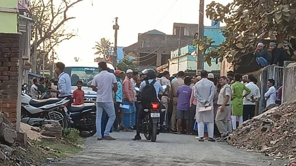 ভোটার তালিকায় নাম বাদ পড়ায় জেমারিতে পঞ্চায়েত এর সামনে বিক্ষোভ
