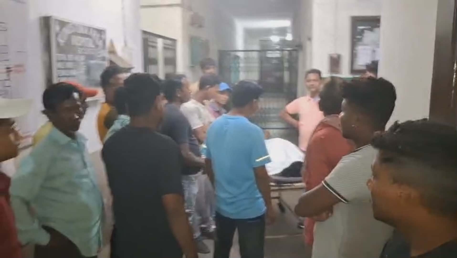 বিদ্যুৎস্পৃষ্ট হয়ে ঠিকা শ্রমিকের মৃত্যু, ক্ষতিপূরণের দাবিতে বিক্ষোভ