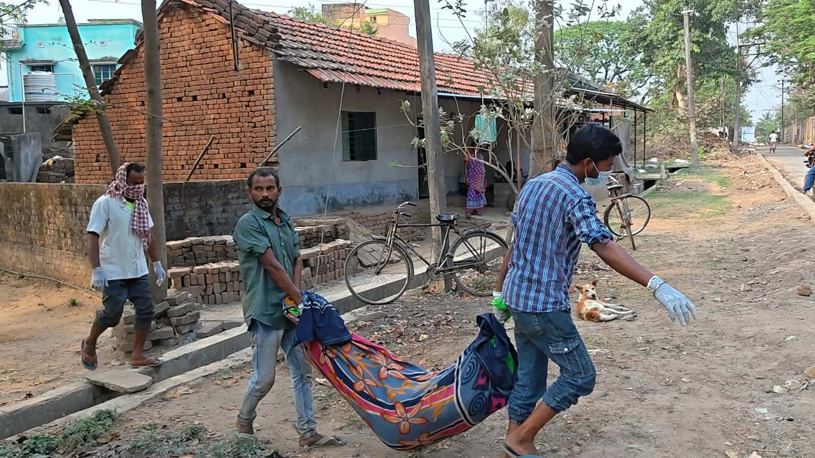 উদ্ধার বৃদ্ধা ও পোষ্যের মৃতদেহ 