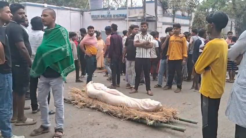 হোলিতে যুবকের মৃত্যু, থানার সামনে দেহ রেখে বিক্ষোভ