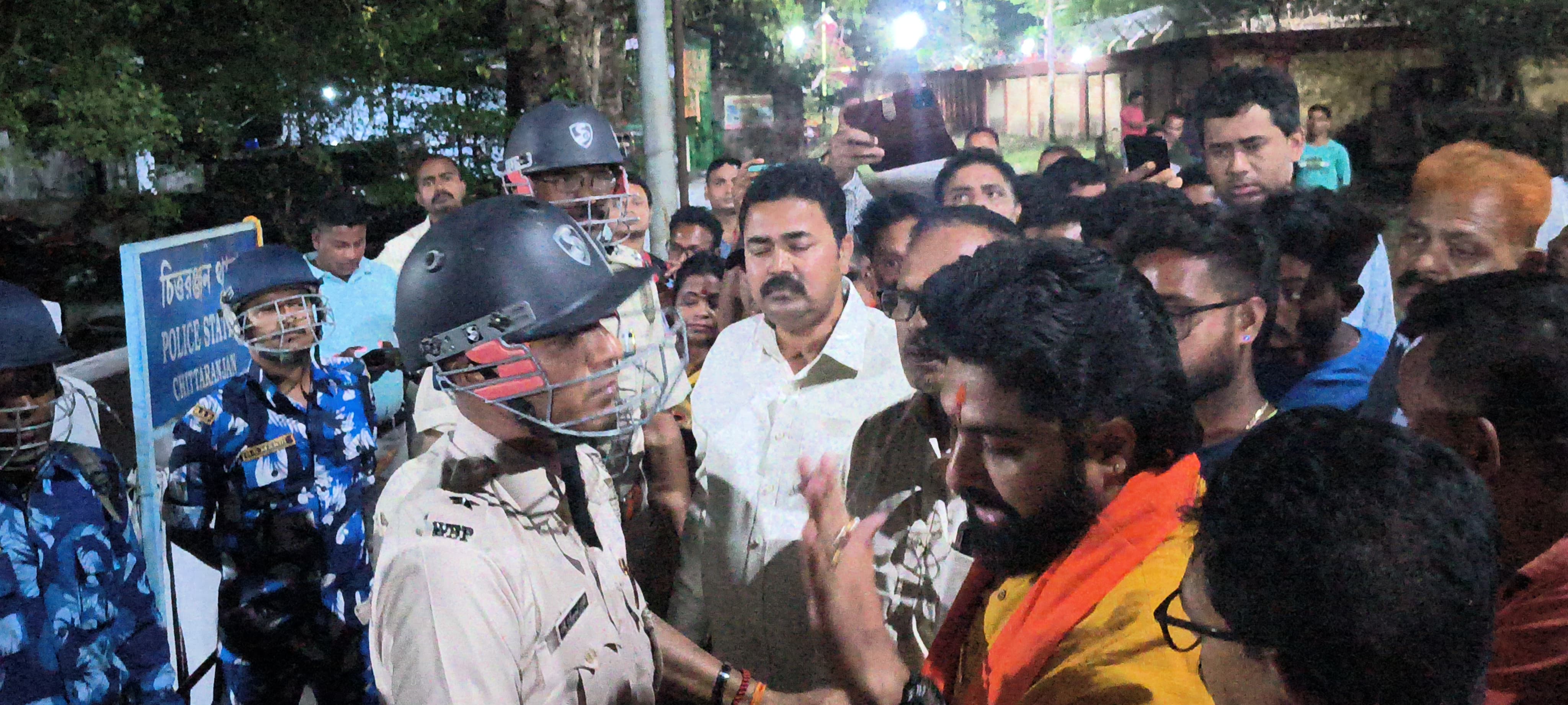 এরিক লাকরা হত্যা মামলা নিয়ে হট্টগোল: থানার বাইরে বিক্ষোভে বসলেন অরিজিৎ রায়, ৭২ ঘণ্টার মধ্যে গ্রেফতার করতে হবে
