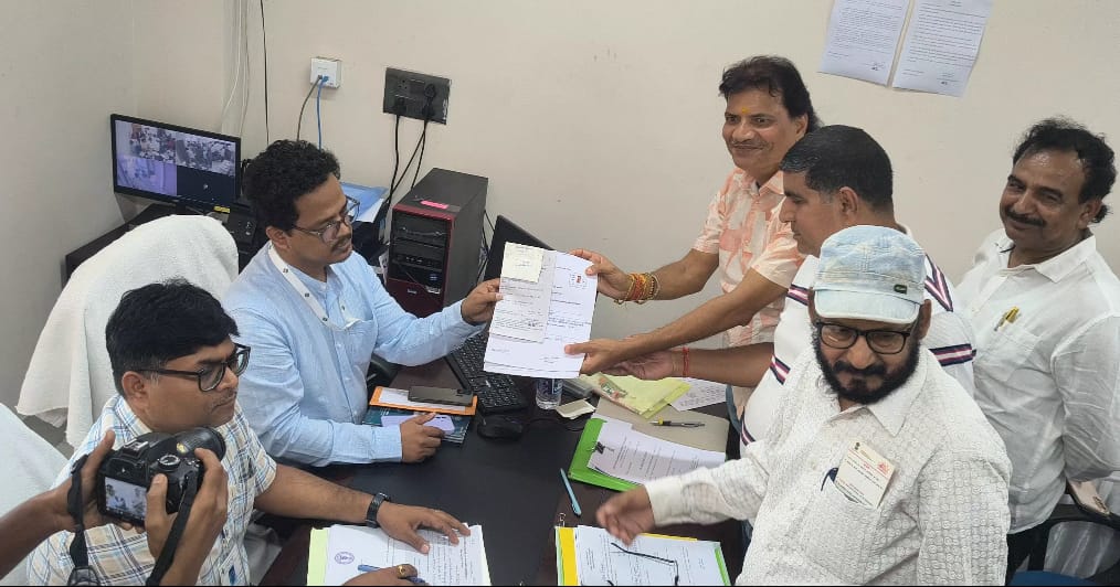 মনোনয়ন পত্র জমা দিলেন বারাবনি বিধানসভার তৃণমূলের প্রার্থী বিধান উপাধ্যায়
