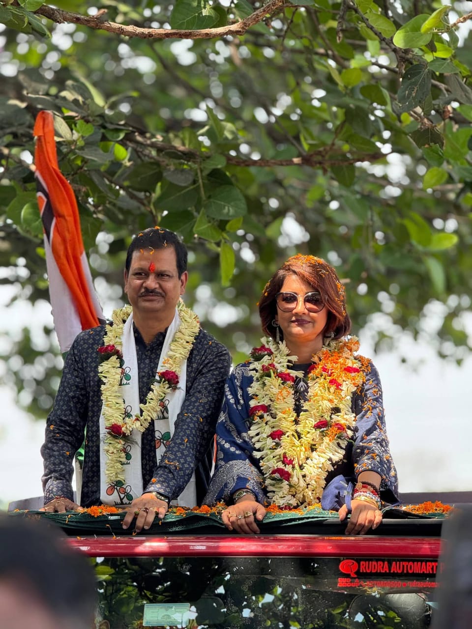 ​কুলটিতে অভিজিৎ ঘটকের সমর্থনে    ‘দিদি নম্বর ১’-এর মেগা রোড-শো,  জনতার ঢল