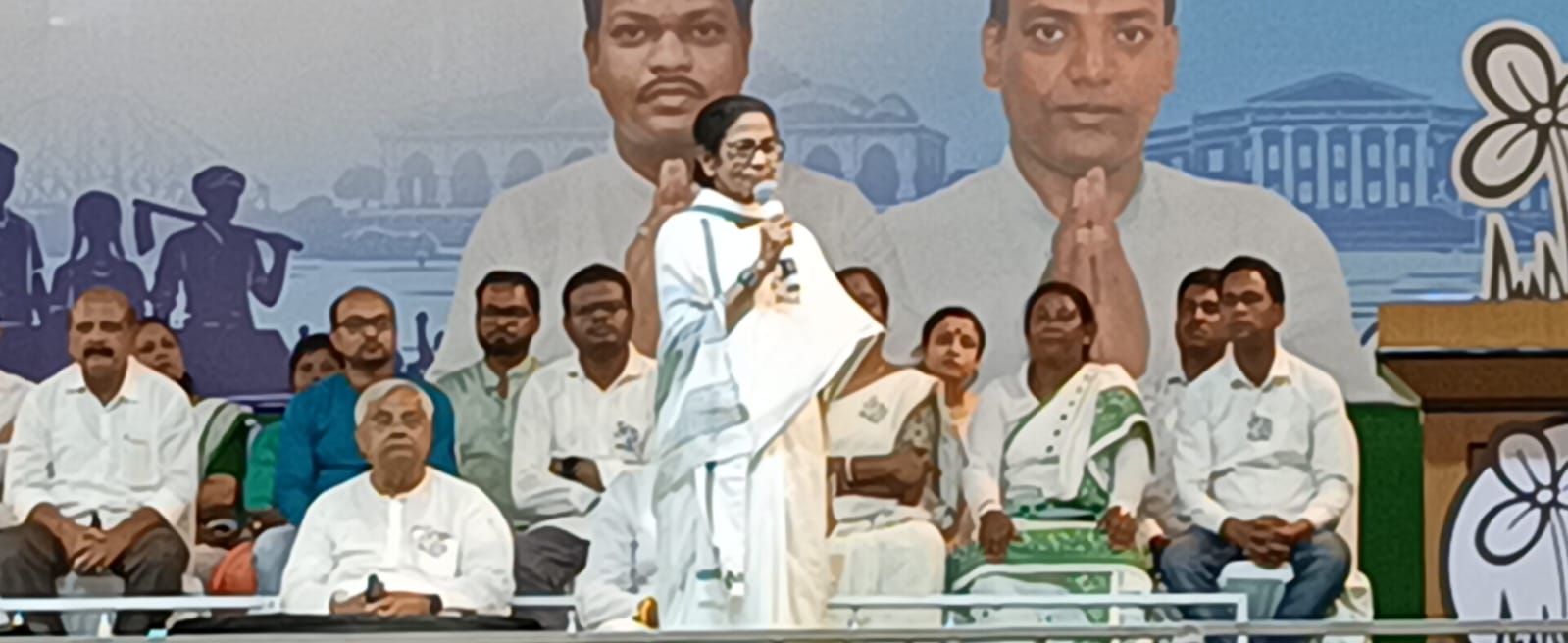 আউসগ্রামের জঙ্গলমহলে ‘লালন-ই ভরসা’, বার্তা মুখ্যমন্ত্রীর