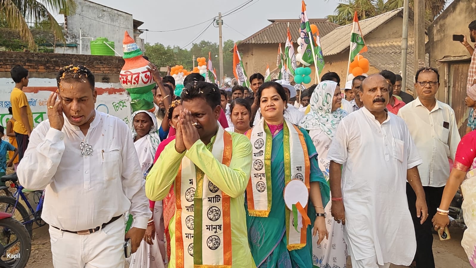 আউসগ্রামে দলীয় প্রার্থীর সমর্থনে তৃণমূলের অভিনব প্রচার 