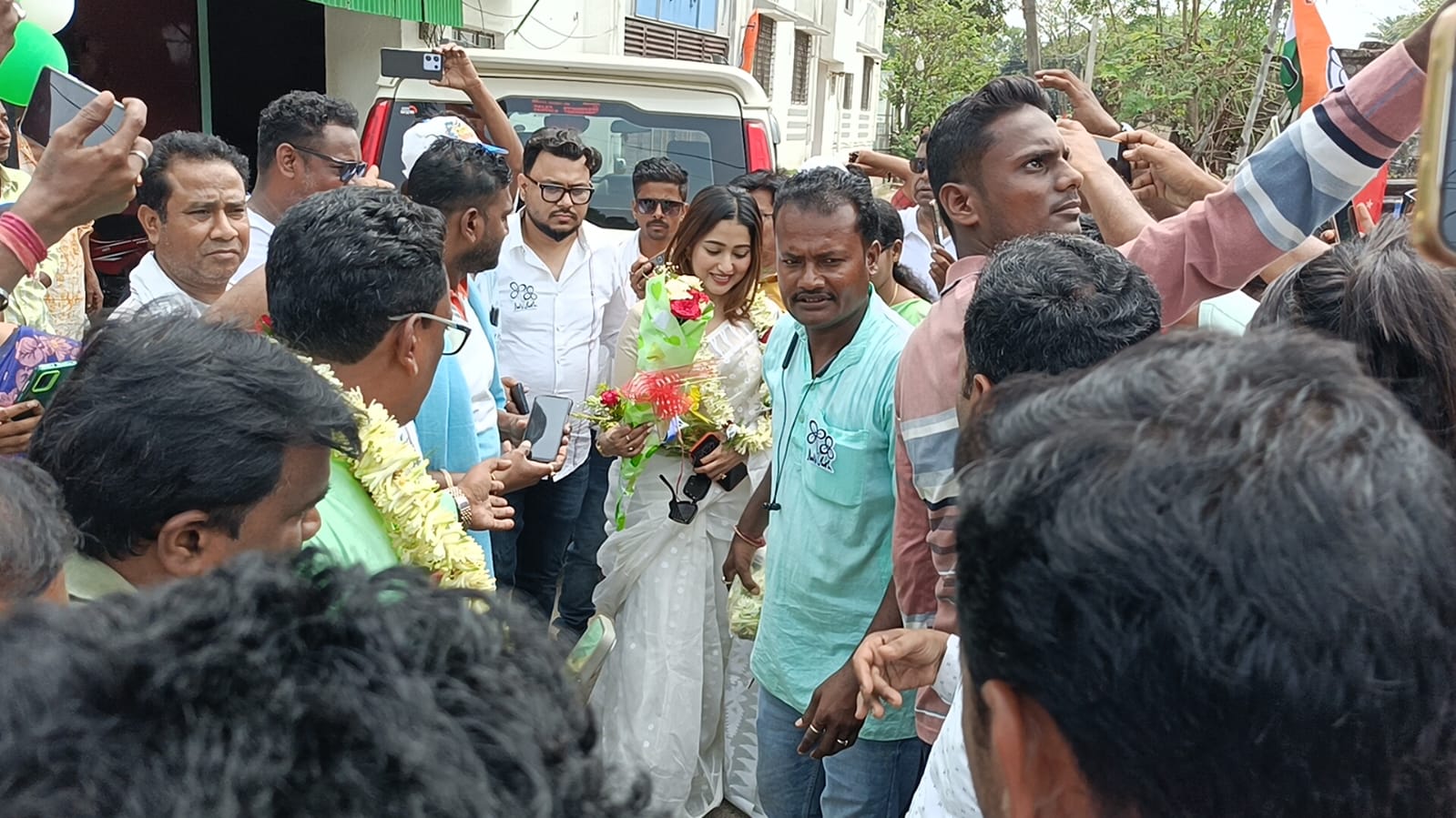 "বাংলায় নারীরা সুরক্ষিত",  অলোক মাজির সমর্থনে রোড শোয়ে সরব সুদীপ্তা