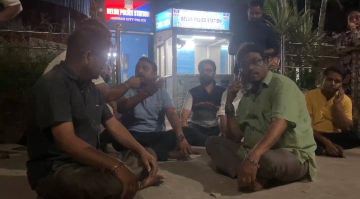 বালী বিধানসভার তৃণমূল কংগ্রেসের কর্মীদের আটকের প্রতিবাদে বিক্ষোভ ধরনা