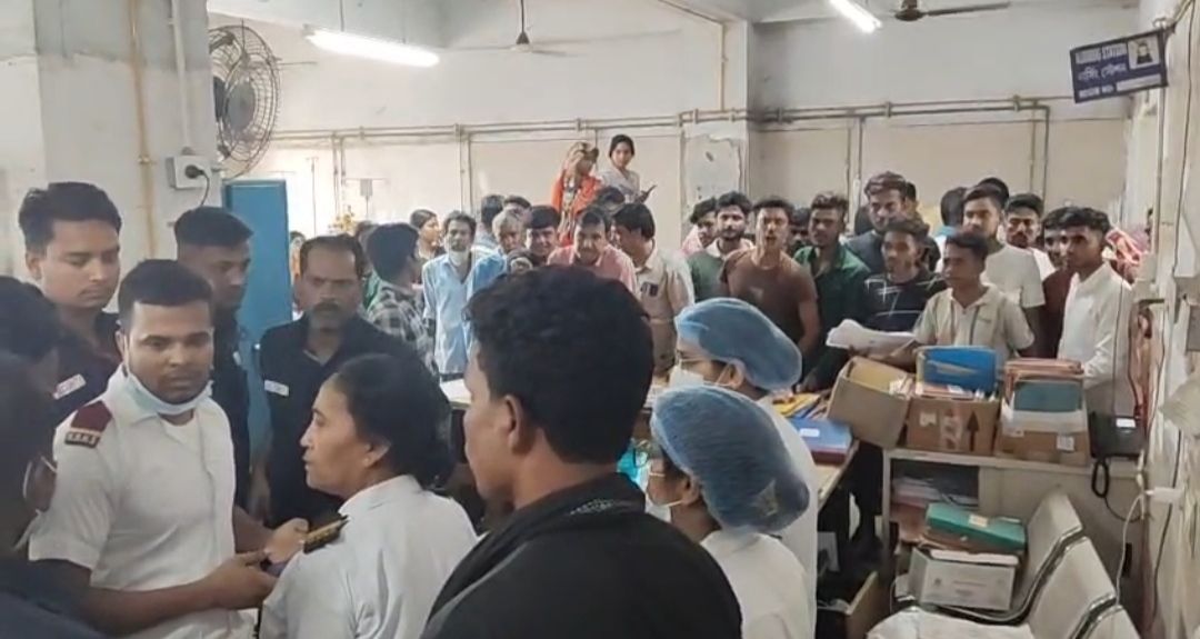 চিকিৎসার গাফিলতির অভিযোগ: দাদু-নাতির মৃত্যুতে উত্তেজনা