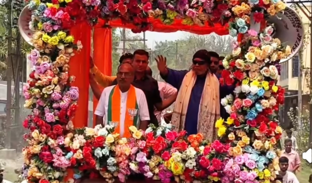 দলীয় প্রার্থীর সমর্থনে 'মহাগুরু'র রোড শো-এ জনজোয়ার
