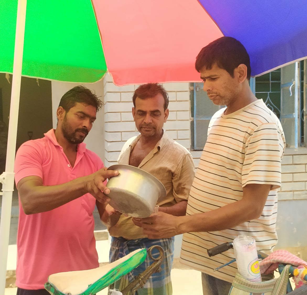 দহনজ্বালায় হাঁসফাঁস শিল্পাঞ্চল: চাহিদা তুঙ্গে আখের রস ও ডাবের