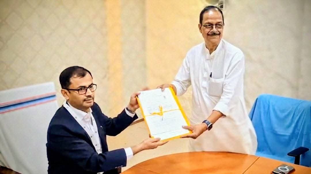 বর্ণাঢ্য মিছিলে মনোনয়ন পত্র পেশ করলেন মলয় ঘটক