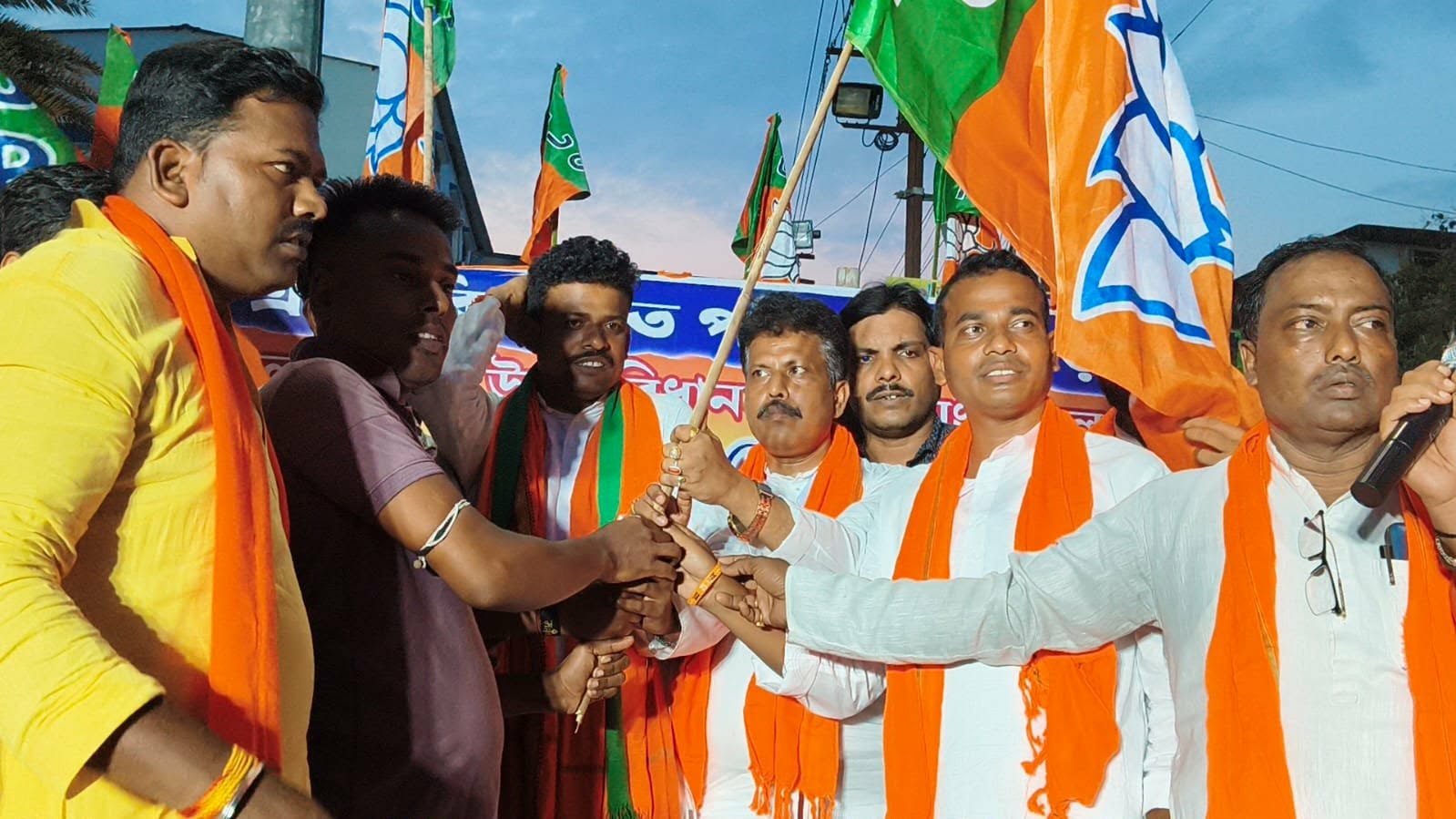 হাওড়ায় তৃণমূল শিবিরে ধস, শতাধিক পরিবারের বিজেপিতে যোগদান