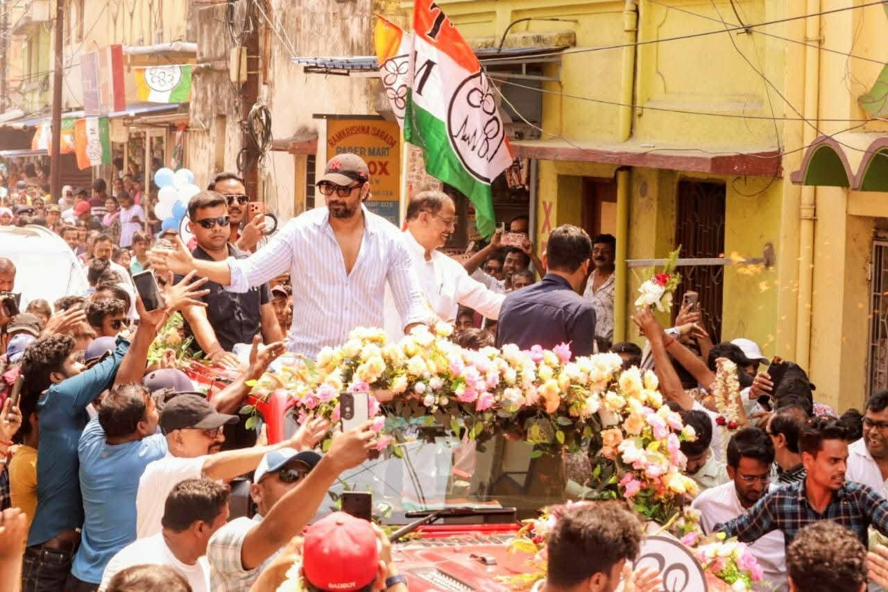 আসানসোলে সুপারস্টার দেবের রোড-শো ঘিরে উন্মাদনা