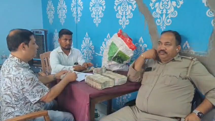 পুলিশ প্রশাসনের নাকা চেকিং চলাকালীন একটি চারচাকা গাড়ি থেকে উদ্ধার প্রায় ১৫ লক্ষ টাকা
