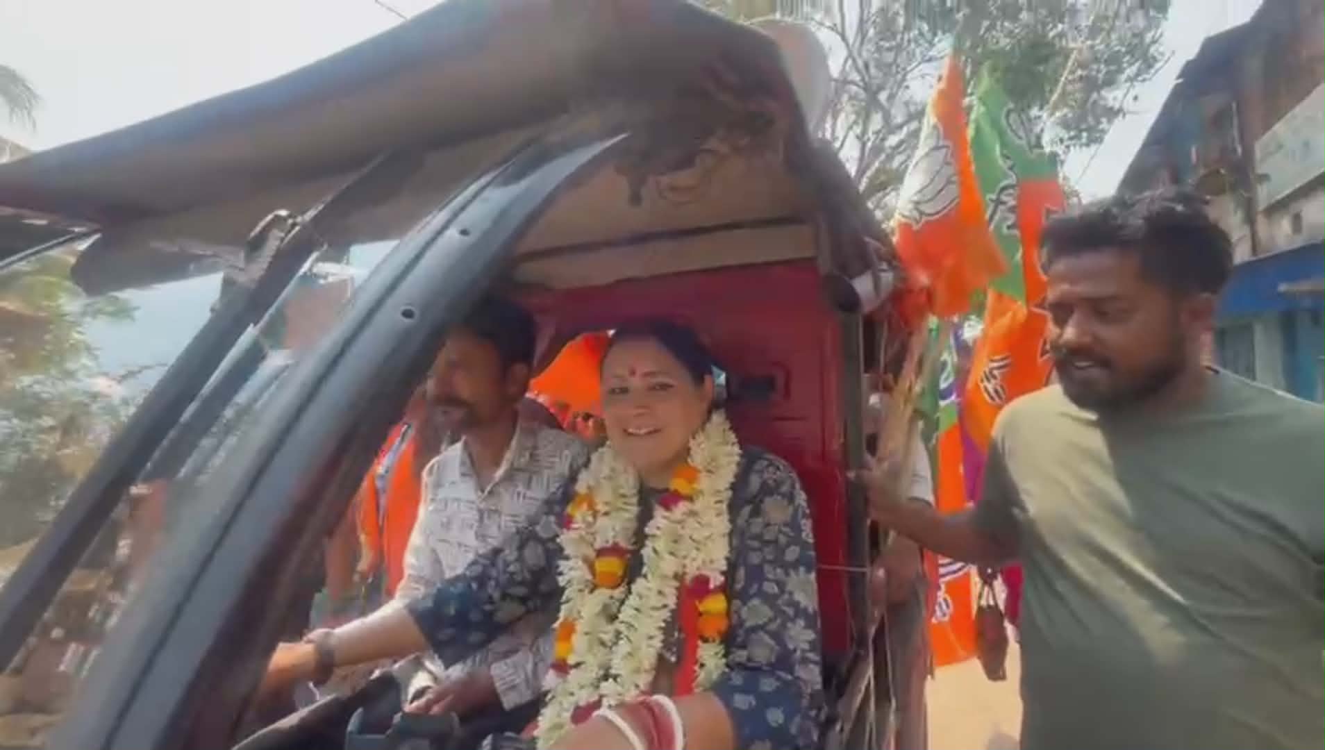 চালকের আসনে প্রার্থী ! টোটো চালিয়ে জনসংযোগ অগ্নিমিত্রার