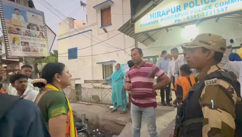 মোদির সভায় 'মোবাইল ছিনতাই', থানা ঘেরাও করে বিজেপির তীব্র বিক্ষোভ