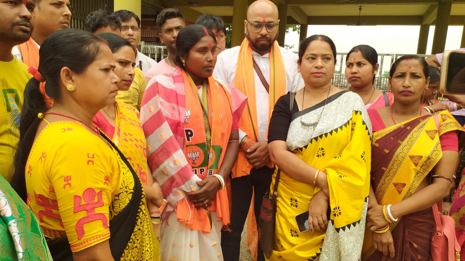 গণনার আগে রটন্তী কালীর শরণে আউসগ্রামের বিজেপি প্রার্থী