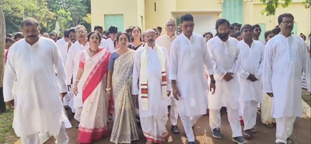 ​গানে গানে কবিস্মরণ: শান্তিনিকেতনে কবিগুরুর ১৬৫তম জন্মজয়ন্তী উদযাপন
