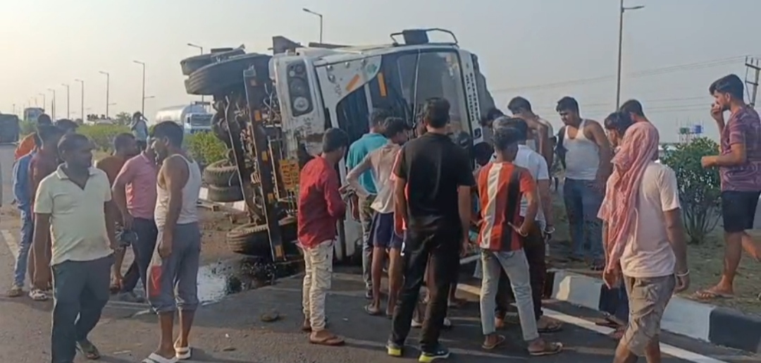 পানাগড় বাইপাসে দুই কন্টেইনারের সংঘর্ষ: দুর্ঘটনাস্থলে বিধায়ক