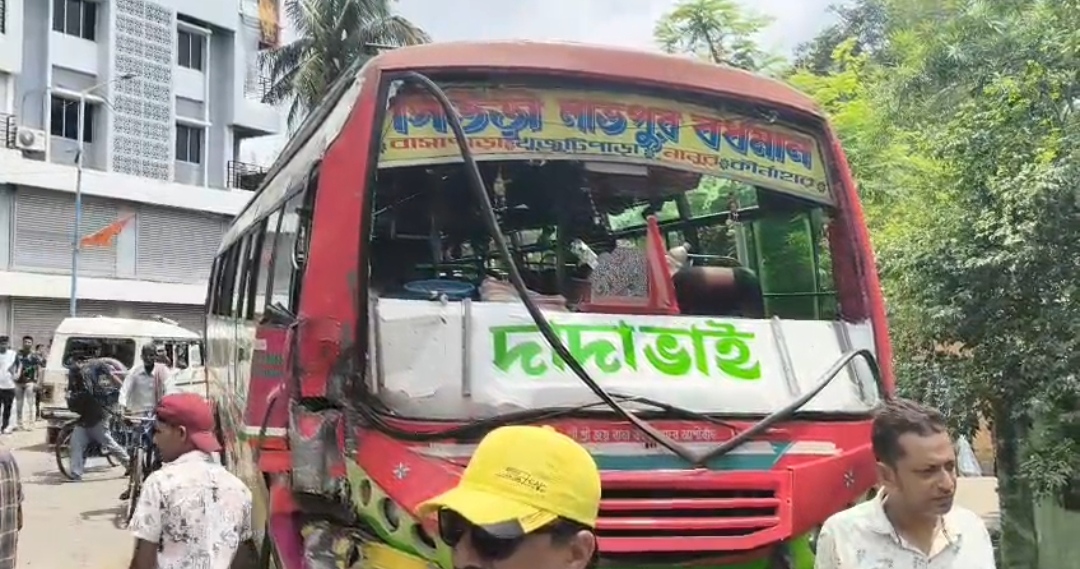 বোলপুরে কনেযাত্রী বোঝাই বাসে ট্রাক্টারের ধাক্কা
