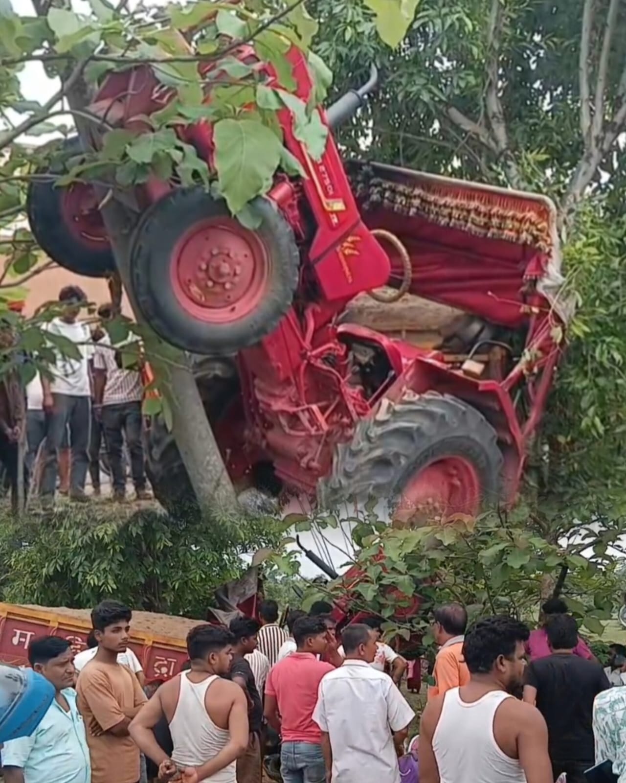 অবৈধ বালু বোঝাই ট্রাক্টরের ধাক্কায় এক যুবকের মৃত্যু, ক্ষুব্ধ গ্রামবাসীরা জাতীয় সড়ক অবরোধ করে বিক্ষোভ দেখাতে থাকে