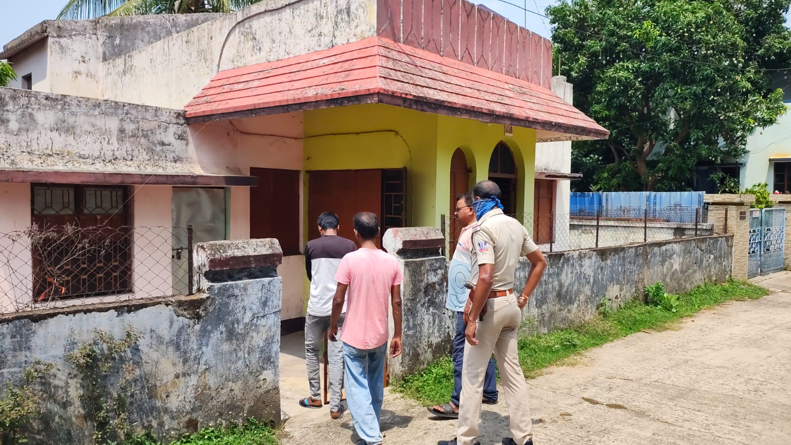 বন্ধ ঘর থেকে বৃদ্ধার পচাগলা দেহ উদ্ধার: এলাকায় চাঞ্চল্য