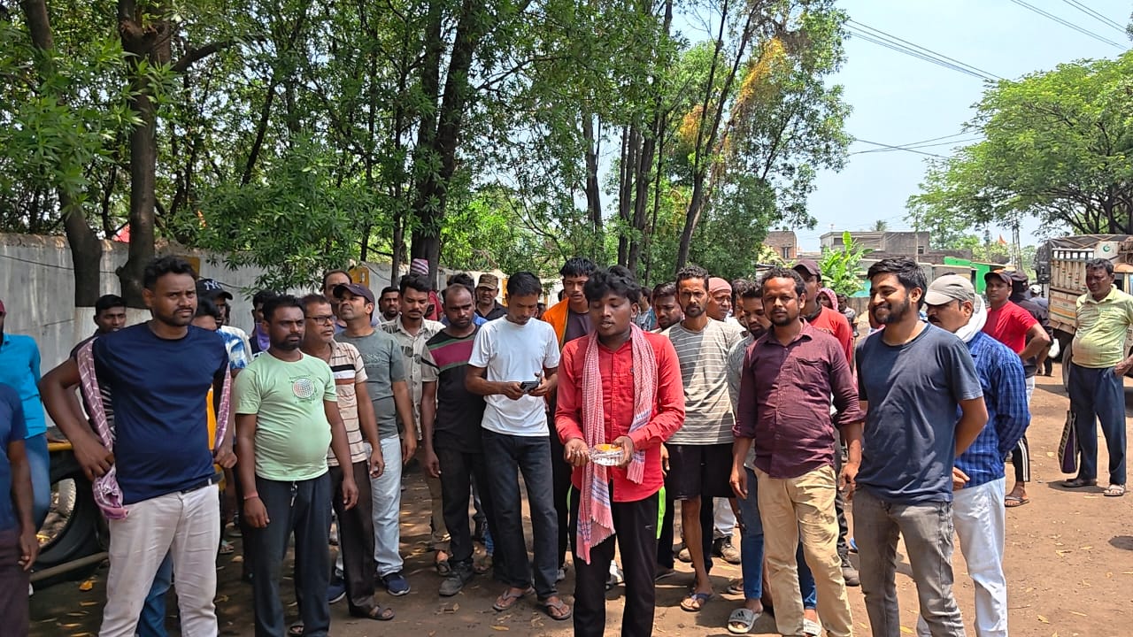 দেন্দুয়ায় শ্রমিক অসন্তোষ: গঙ্গাজল ছিটিয়ে অভিনব প্রতিবাদ