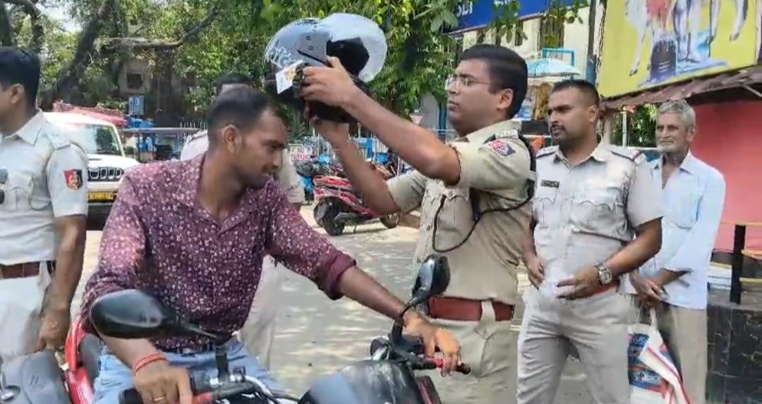 শাস্তি নয় উপহার: হেলমেট বিলি  পুলিশের
