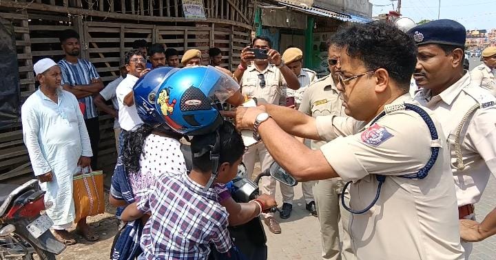 এবার হেলমেটহীন বাইক আরোহীদের সবক শেখাতে পথে নামল সুন্দরবন&nbsp; জেলার পুলিশ