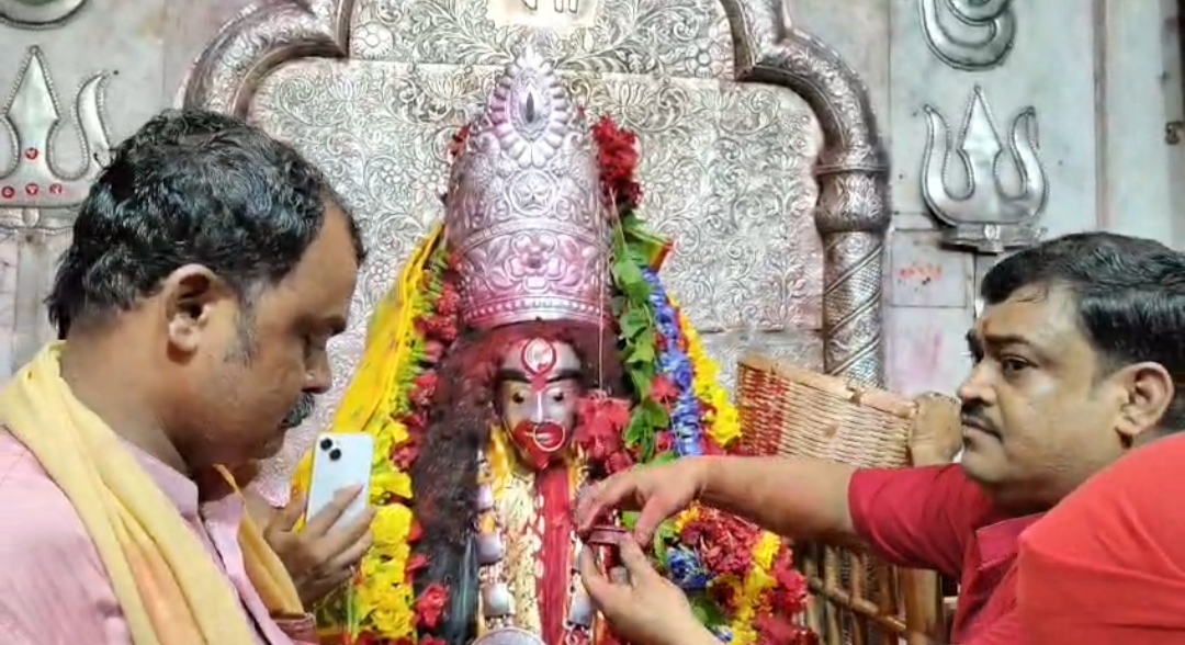 ফলহারিণী অমাবস্যায় ঋতুফলে সাজলেন তারাপীঠের মা তারা, ভক্তদের উপচে পড়া ভিড়