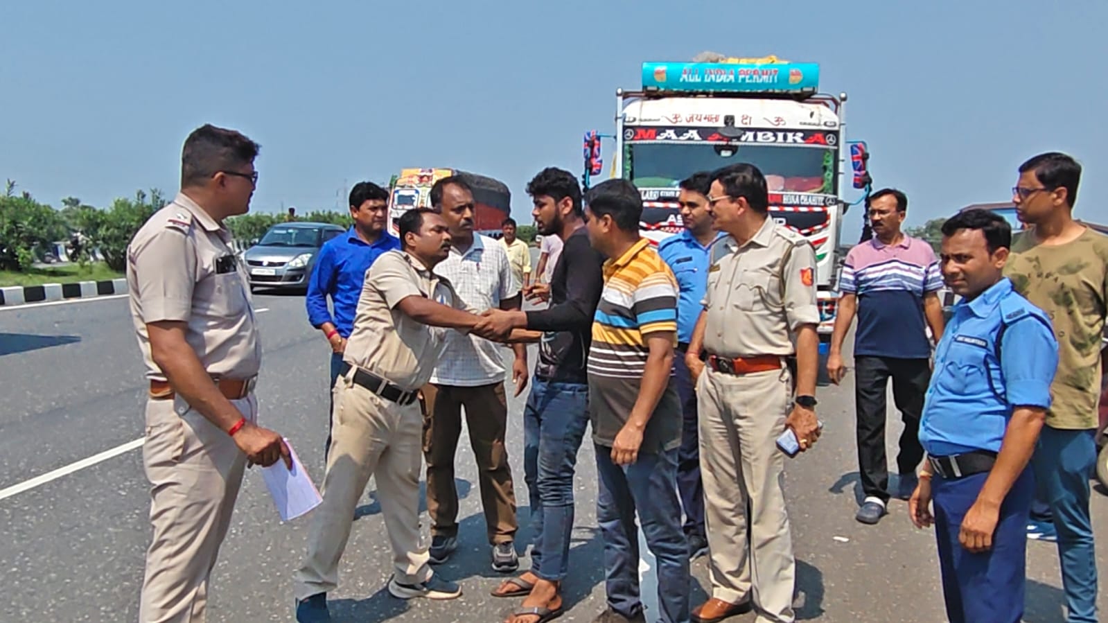 হয়রানির অভিযোগ: জাতীয় সড়ক অবরোধ ট্রাক চালকদের
