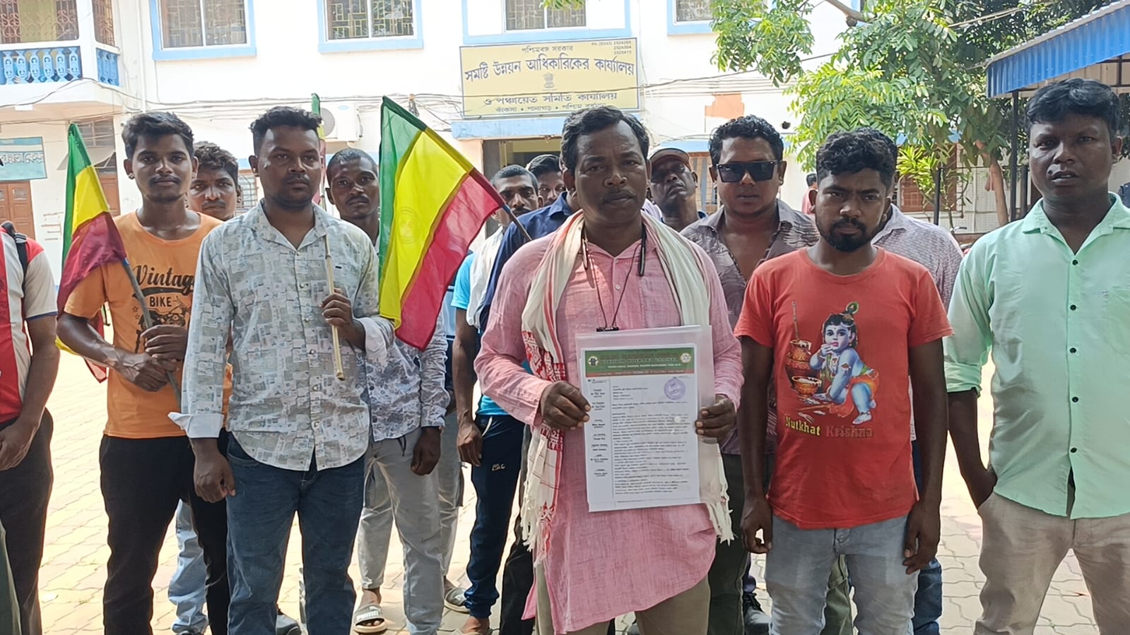 ​আদিবাসী অধিকার ও স্কুল চালুর দাবিতে বিডিও অফিসে বিক্ষোভ  