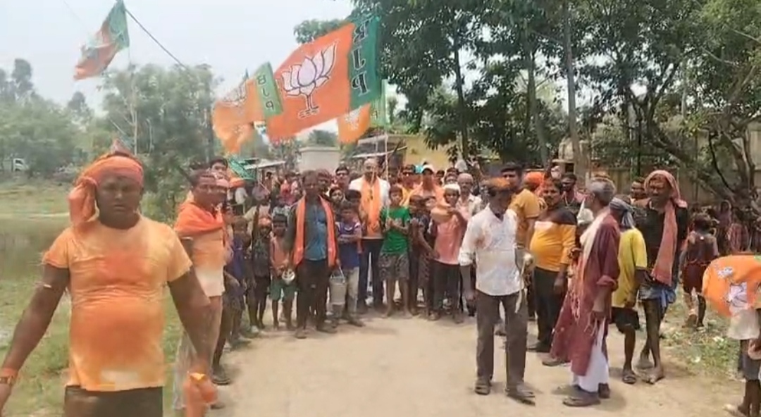 গুসকরায় আউসগ্রামের বিধায়িকার বিজয় মিছিল: মানুষের ঢল